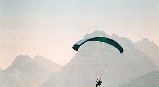 photo Parapente en vol à Accous en Vallée d'Aspe.