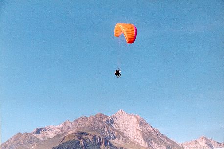 photo d'un parapente biplace a Couraduque en Val d'Azun.