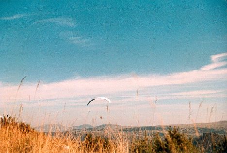 photo Parapente en vol dans le Cantal.