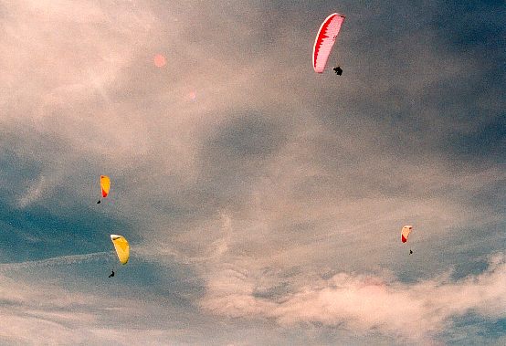 photo Parapente en vol en competition en Lozere.