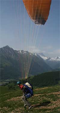 voler en parapente dans les pyr&eacute;n&eacute;es